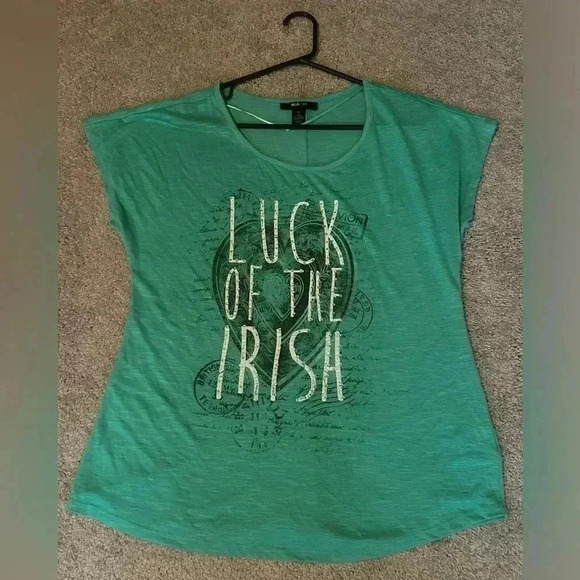 Medium LUCK OF THE IRISH Style & Co Tee - Picture 5 of 13
